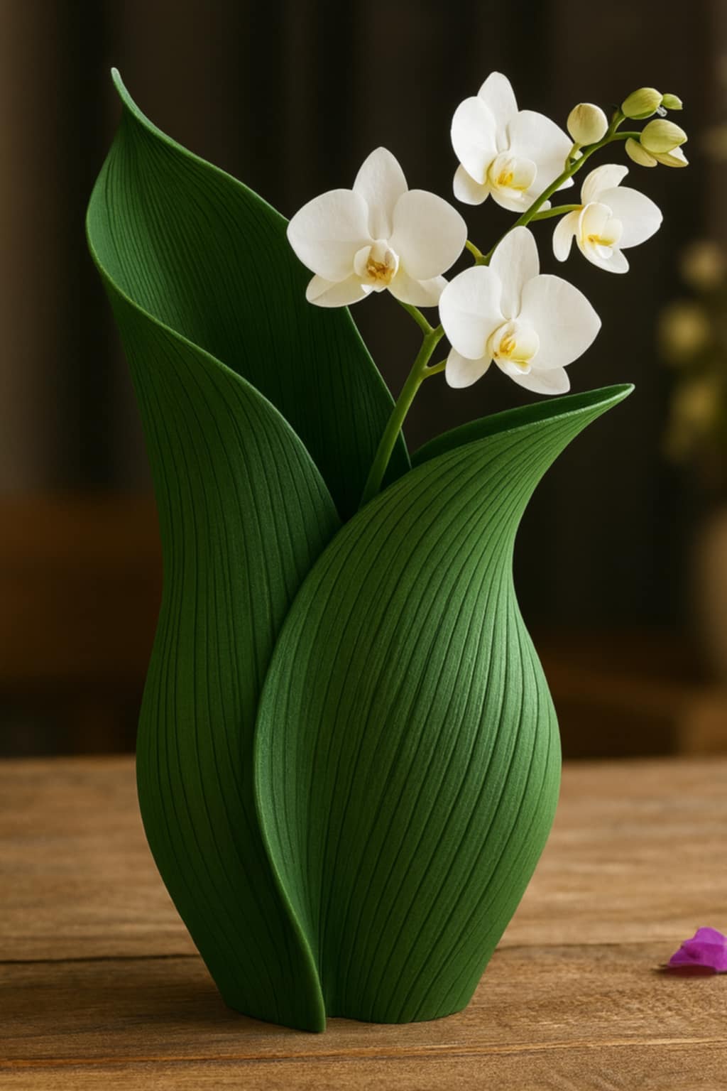 Leaf Embrace Vase – Nature-Inspired Modern Decor
