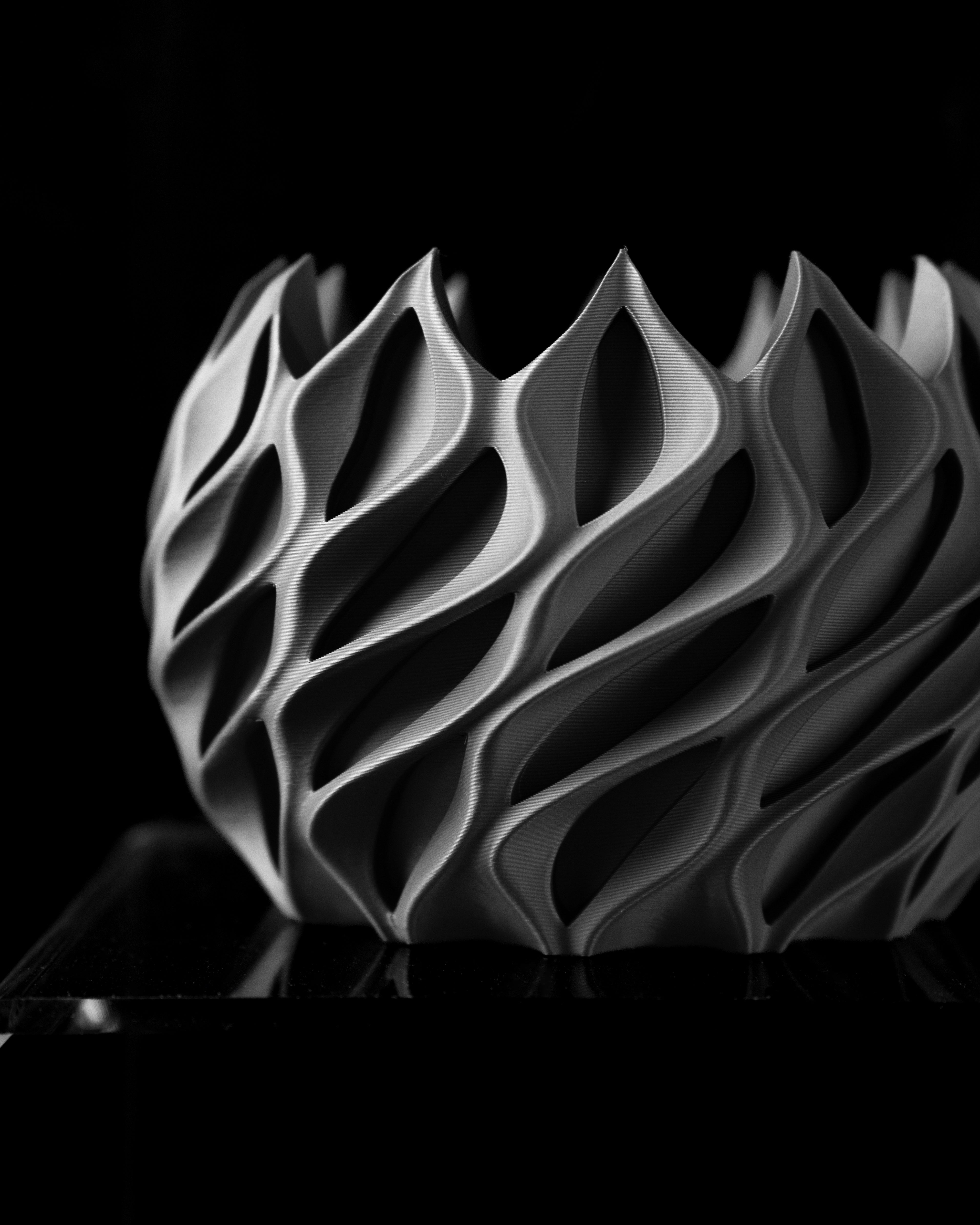 Twisted Sculptural Planter – Modern 3D-Printed Design include tray
