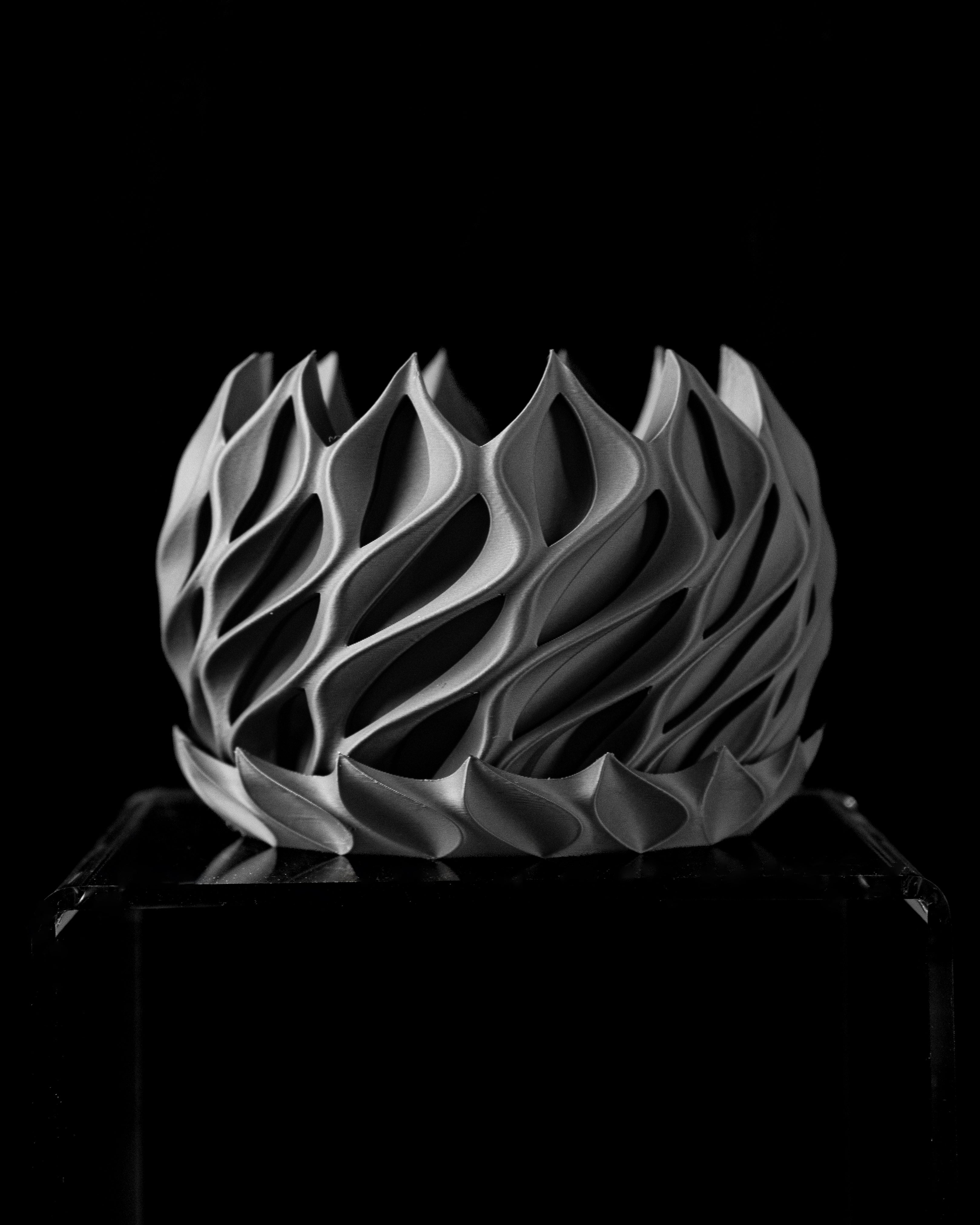 Twisted Sculptural Planter – Modern 3D-Printed Design include tray