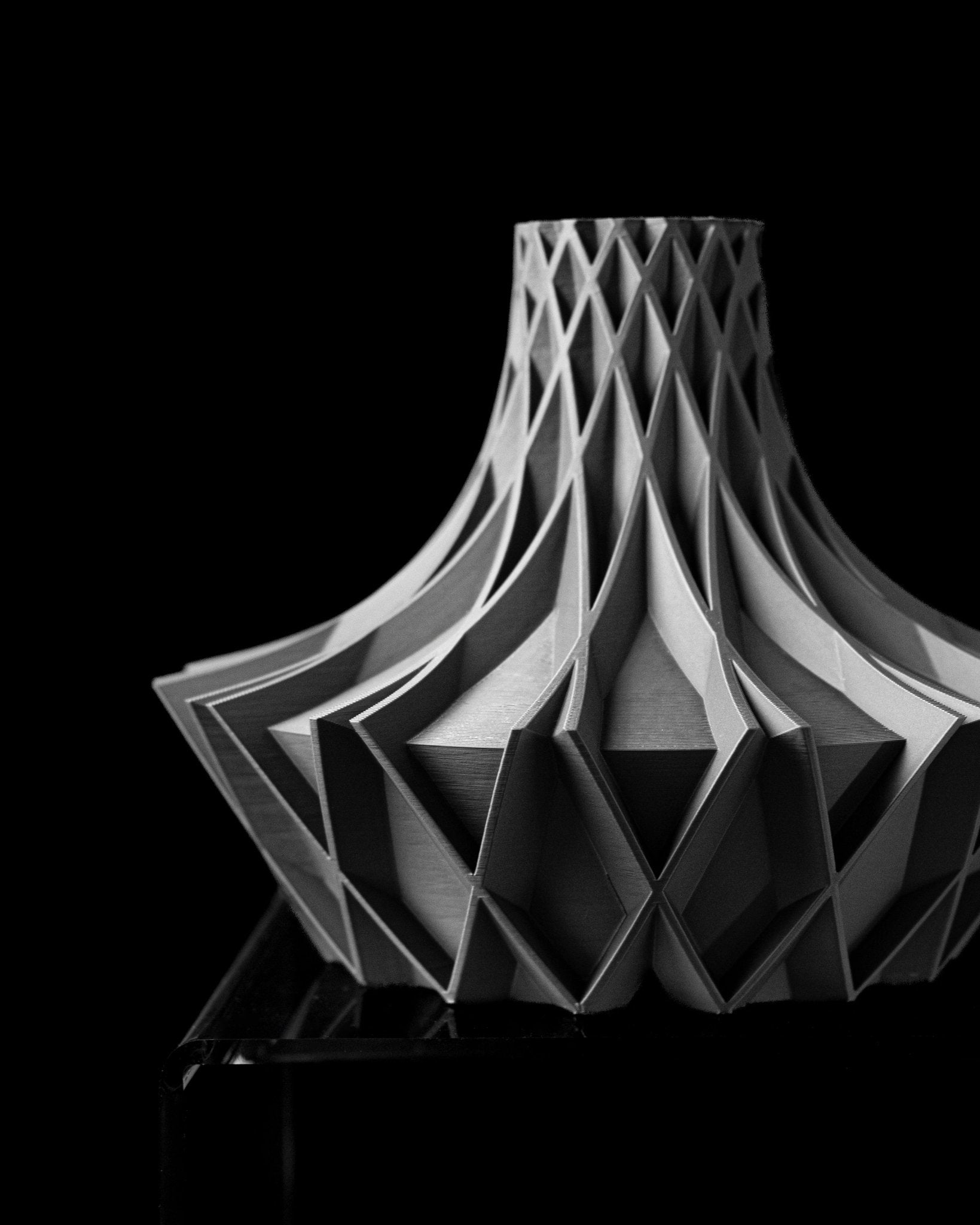 Arkan Vase – Modern Minimalism with a Sculptural Edge - SinisterStyle