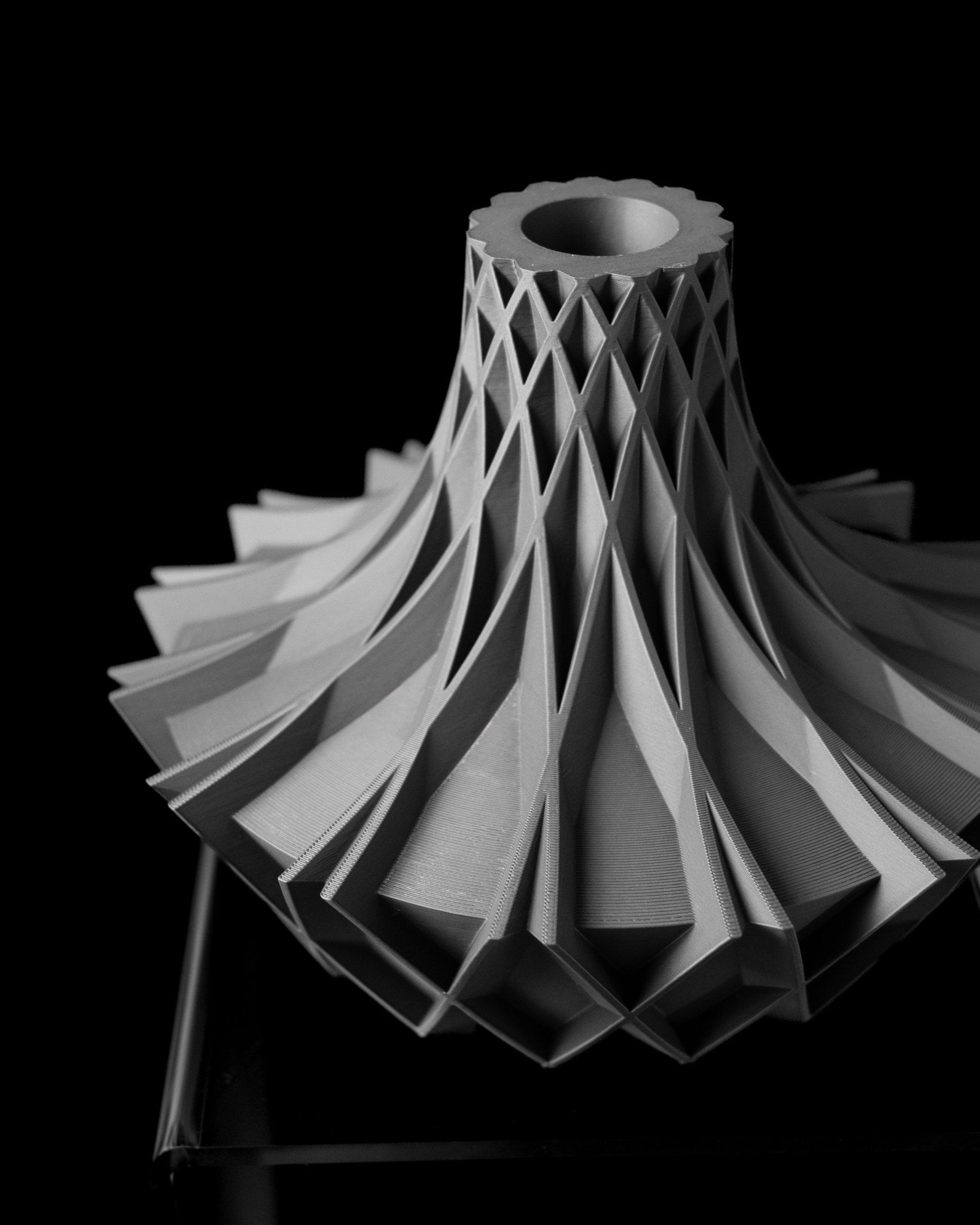 Arkan Vase – Modern Minimalism with a Sculptural Edge - SinisterStyle