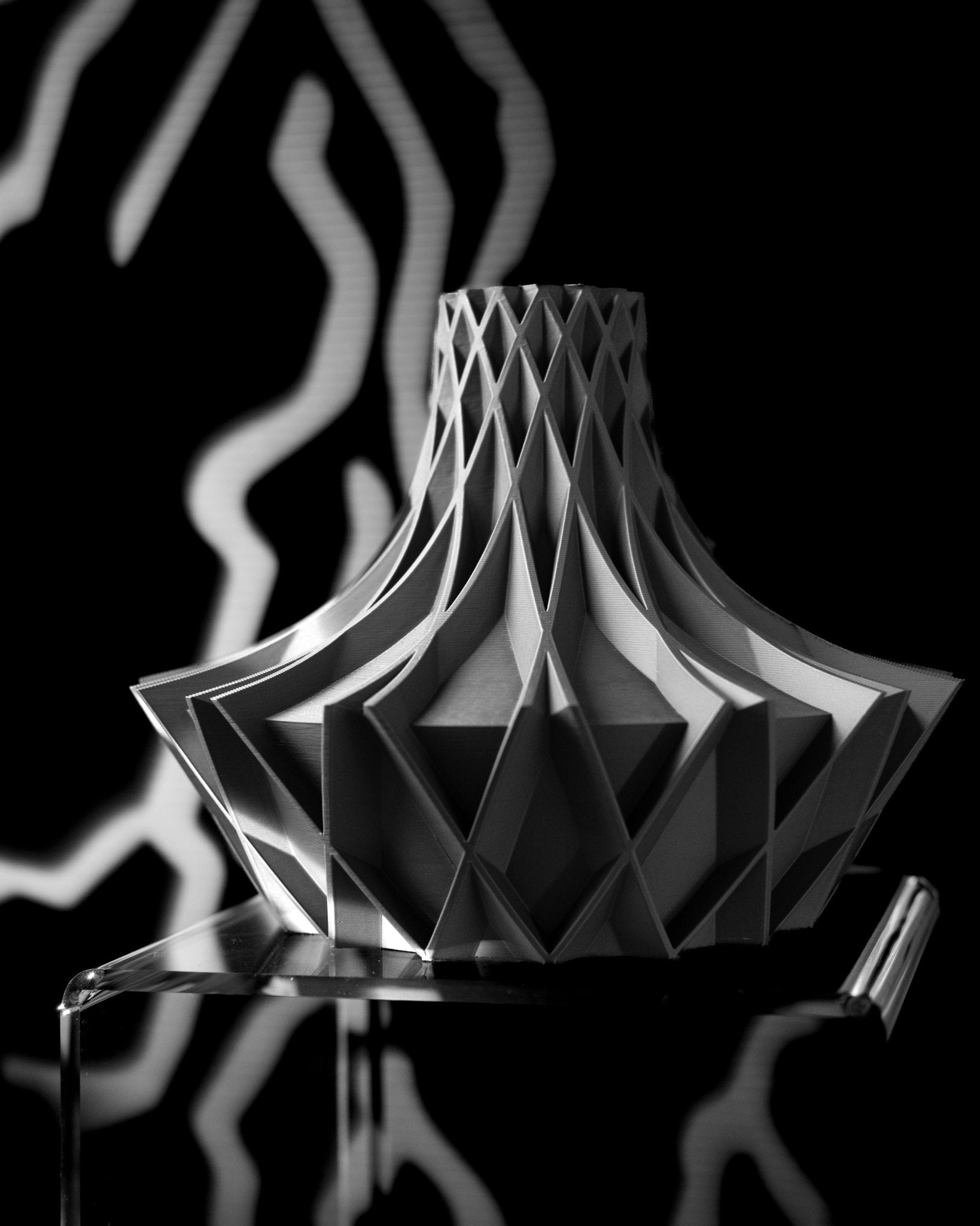Arkan Vase – Modern Minimalism with a Sculptural Edge - SinisterStyle