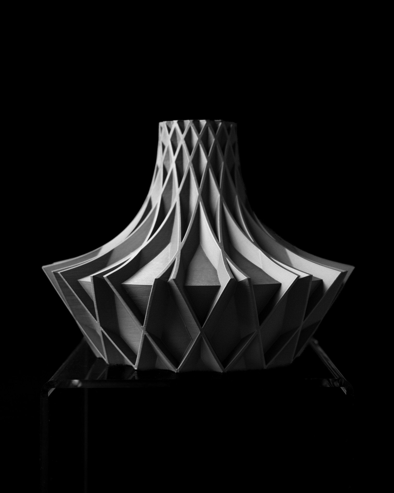 Arkan Vase – Modern Minimalism with a Sculptural Edge - SinisterStyle