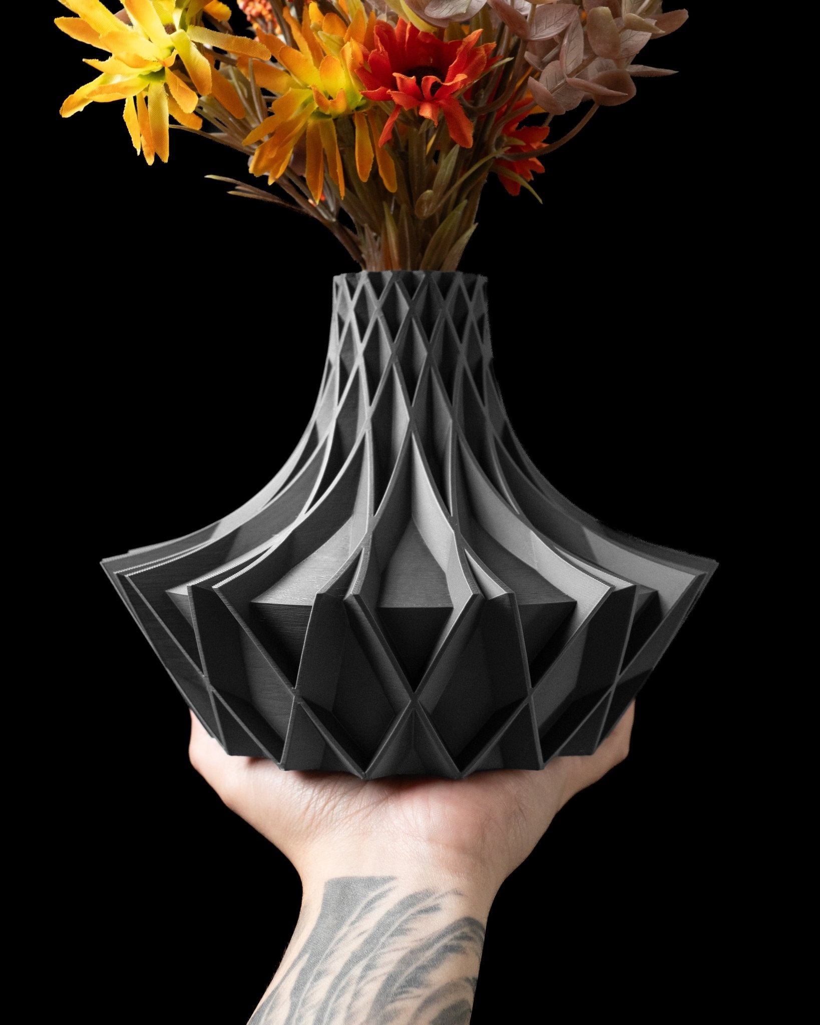 Arkan Vase – Modern Minimalism with a Sculptural Edge - SinisterStyle