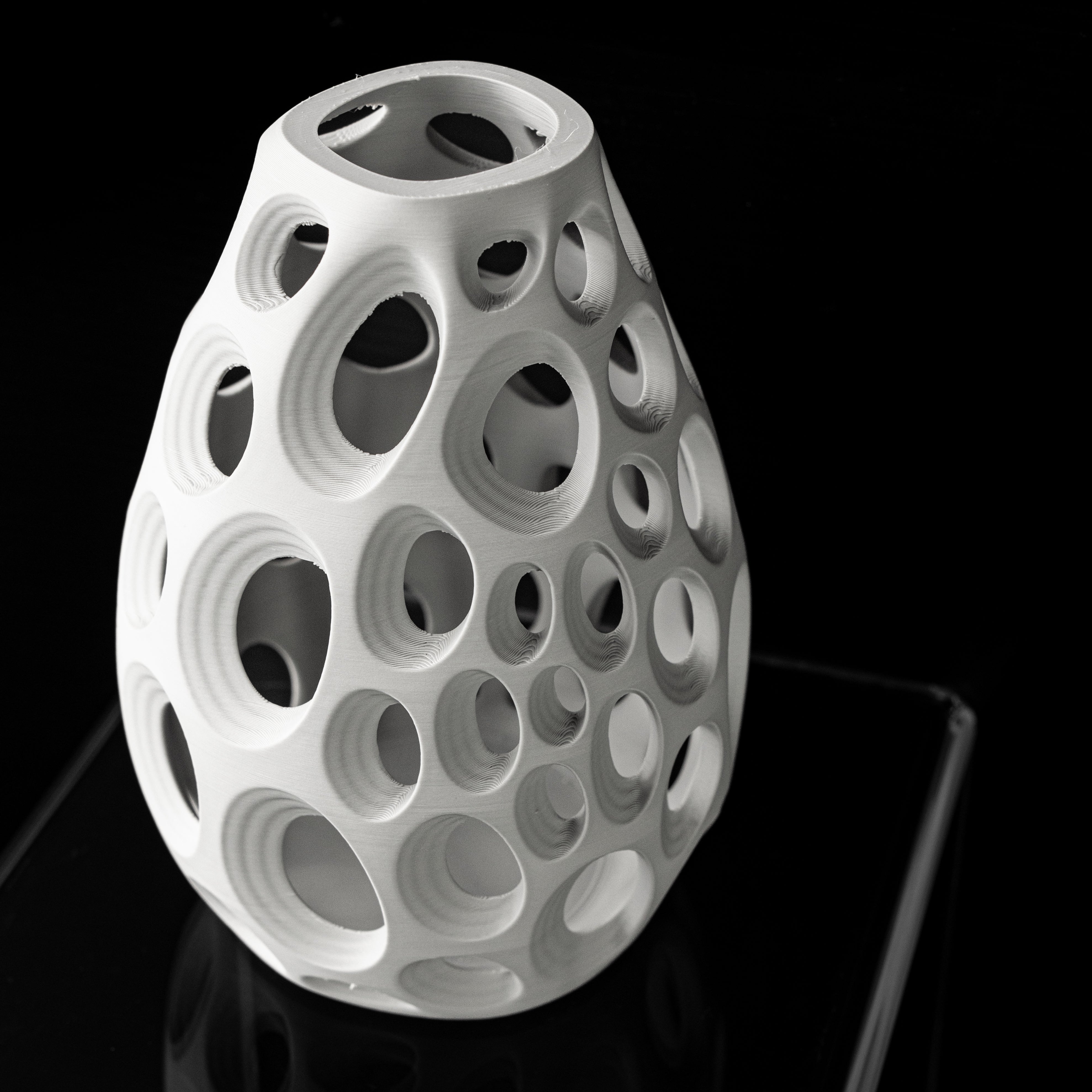Modern Sculptural Vase – 20 cm