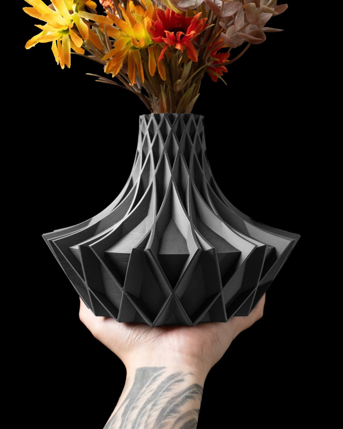Arkan Vase – Modern Minimalism with a Sculptural Edge