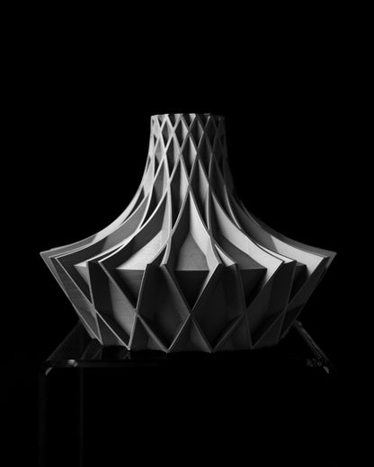 Arkan Vase – Modern Minimalism with a Sculptural Edge