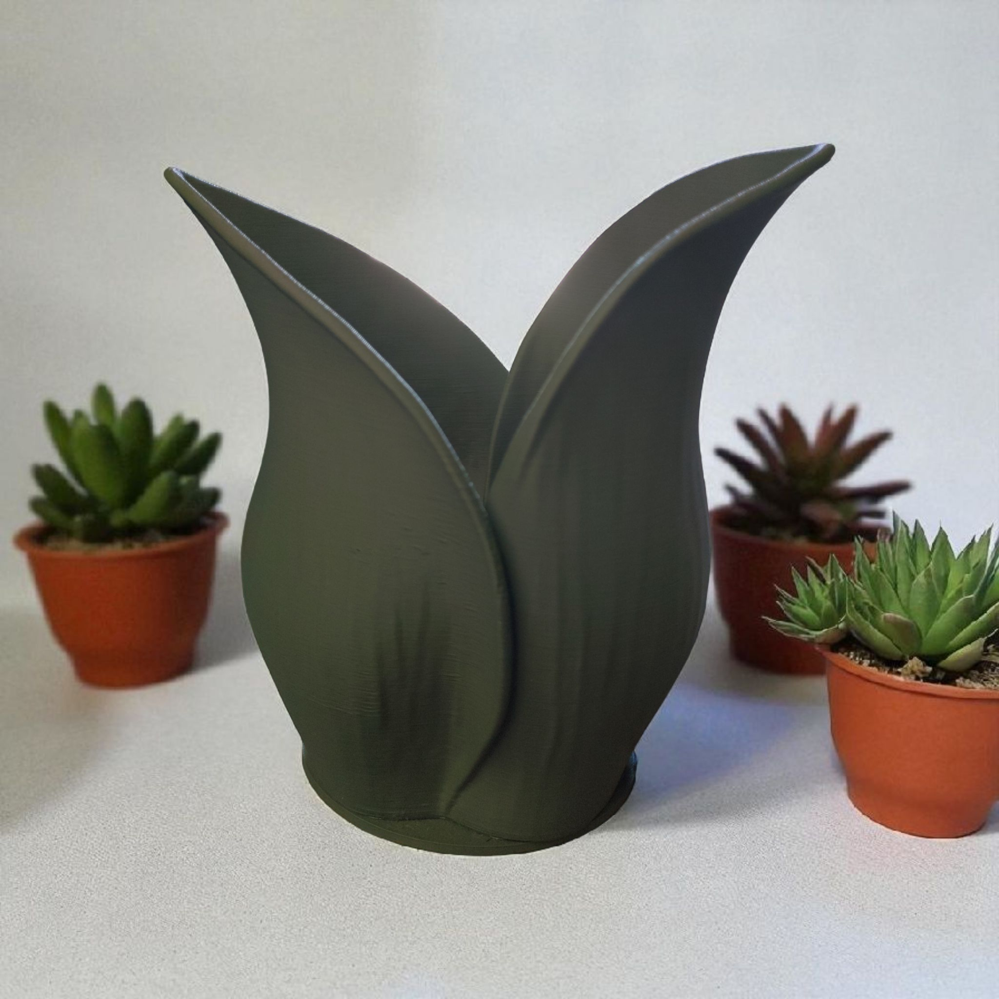 Two Leaf Embrace Vase – Nature-Inspired Modern Decor